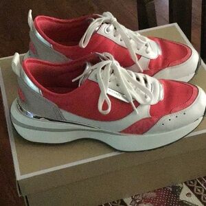 Micheal Kors Flynn Trainer lace up sneaker color Geran multi size 7.5